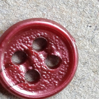 rød plastik retro knap 4 huller gamle knapper til salg